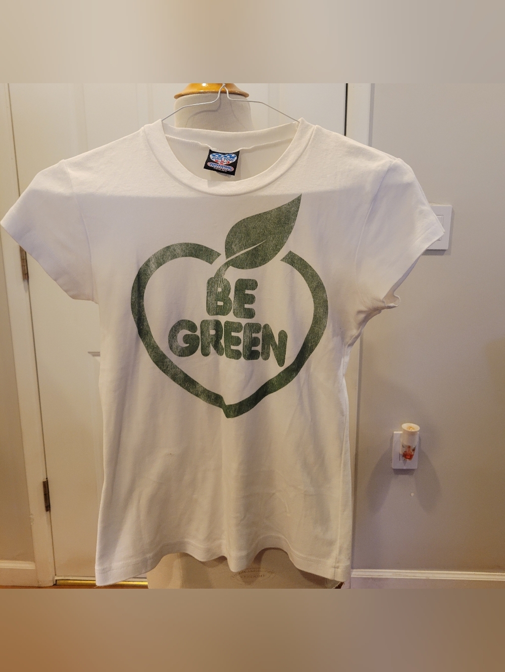 ✳️NWOT~ "BE GREEN" Graphic Tee